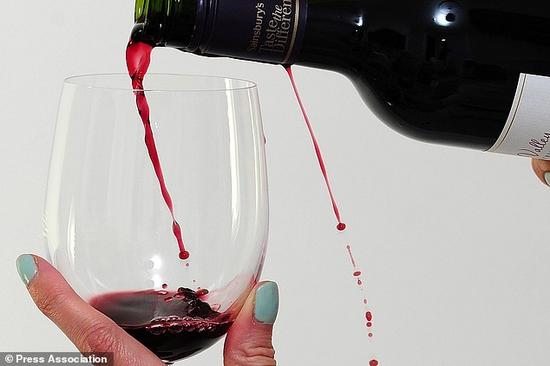 红酒到底对我们有没有好处？科学家认为喝太多红酒对身体可能有害，而且这与酒精无关。红酒中的白藜芦醇（resveratrol）的确能让你活得更长，但只有在剂量很小时才有这样的效果，如果摄入过多，起到的作用则完全相反。