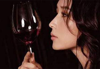 葡萄酒是女人的贴身美容保健医生